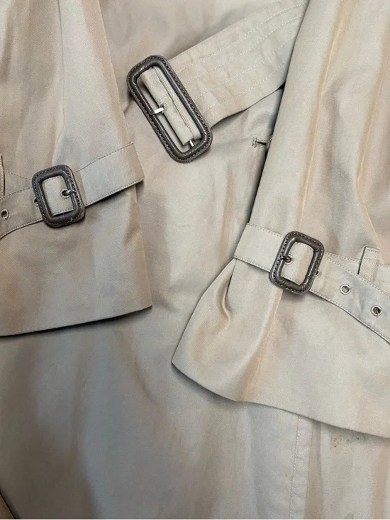 Burberry trench coat. - Picture 10 of 15